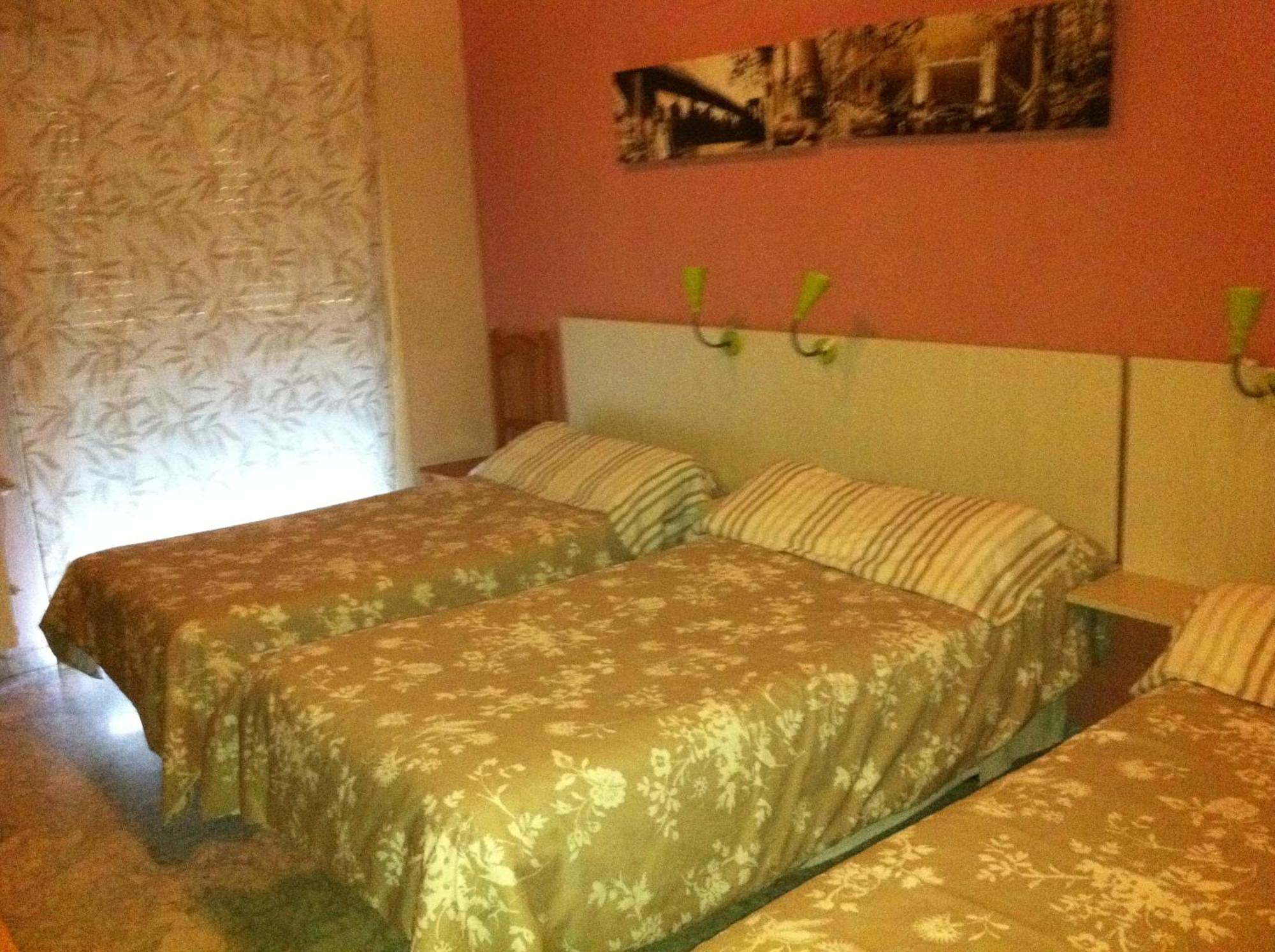 Hostal Neptuno Caceres Luaran gambar