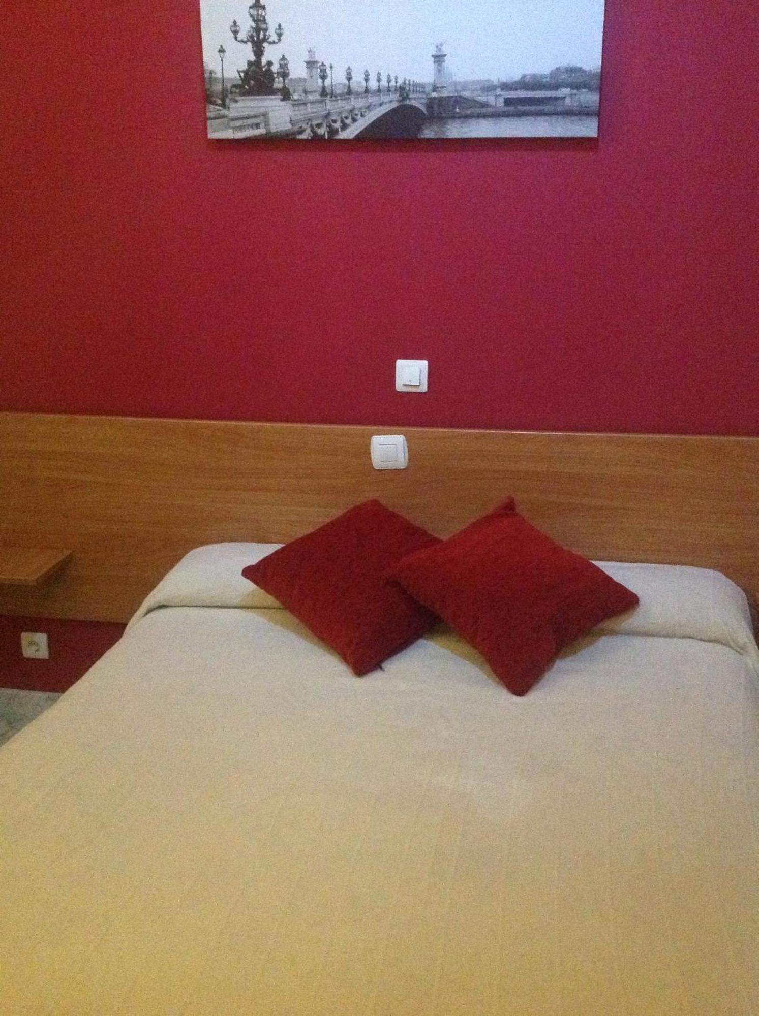 Hostal Neptuno Caceres Luaran gambar