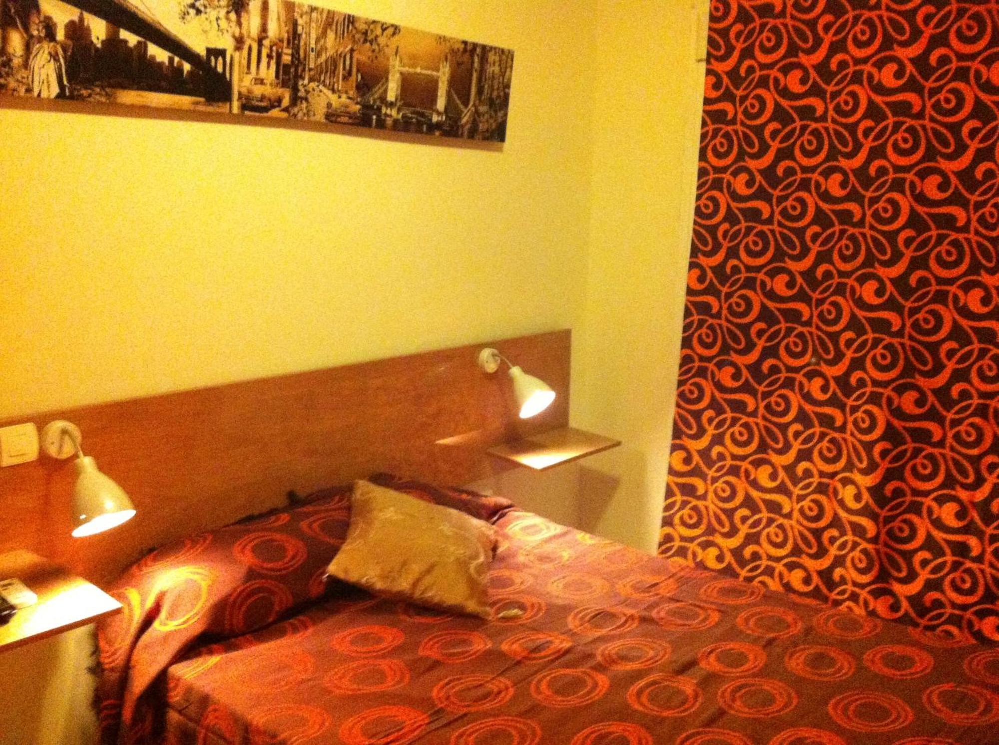 Hostal Neptuno Caceres Luaran gambar